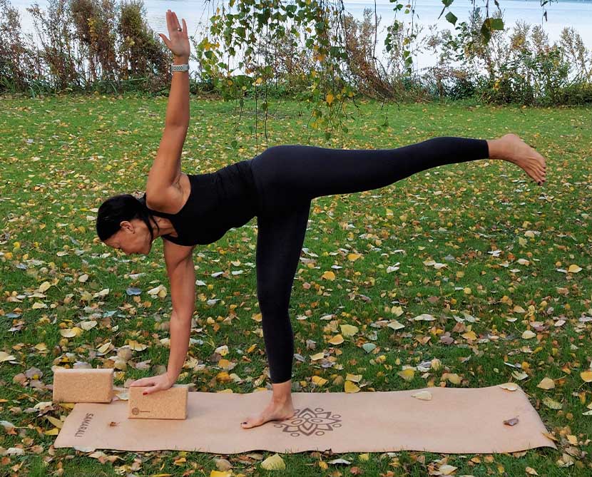 Zijwaartse buigpositie in yoga met kurk yogablock
