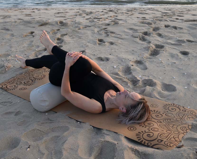 Restorative yoga houdingen op de strand